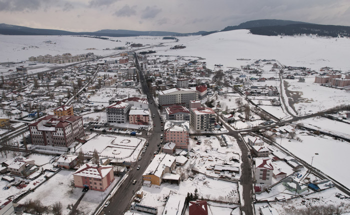 Karla kaplanan Ardahan Göle dronla görüntülendi