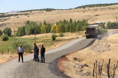 Karlıova'da yol asfaltlama ve onarım çalışmaları