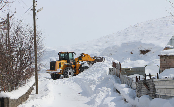 Karlıova'da karla mücadele çalışmaları sürüyor