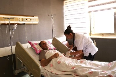 Karnındaki 4 kilogramlık kitleden ameliyatla kurtuldu