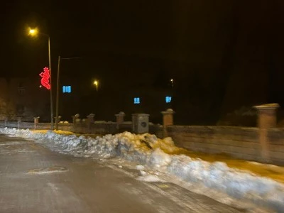 Kayabağlar&rsquo;da Kar K&uuml;tleleri Kaldırımları Kullanılamaz Hale Getirdi!