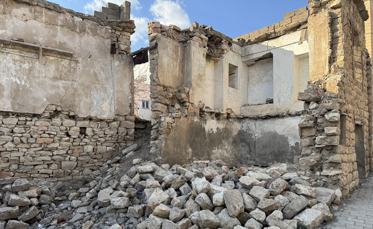 Kayabağlar’da Metruk Binalar Tehlike Saçıyor