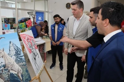 Kaymakam Serin, gen&ccedil;lerin resim sergisini ziyaret etti