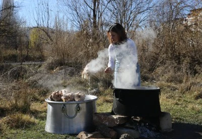Kazanda pişirdiği etlerle sahipsiz kedileri besliyor