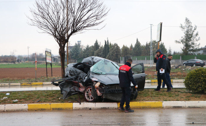 Kilis'te işçi servisi ile otomobilin çarpıştığı kazada 3 kişi yaralandı