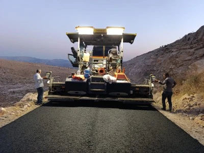 Kırsal Yollar Sıcak Asfaltla Buluşuyor: Siirt'te Ulaşım Konforu Artıyor