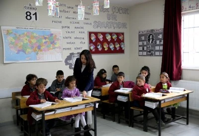 Köy okulundaki öğretmenin girişimiyle açılan sanat atölyesi öğrencilerin becerilerini geliştirdi