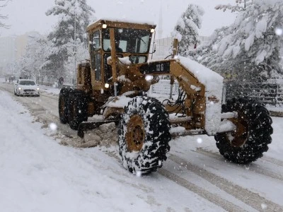Kurtalan Belediyesi Ekipleri Karla M&uuml;cadelede Sahada