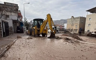 Kurtalan&rsquo;da Ana Su Hattı Patladı, Cadde Suyla Kaplandı