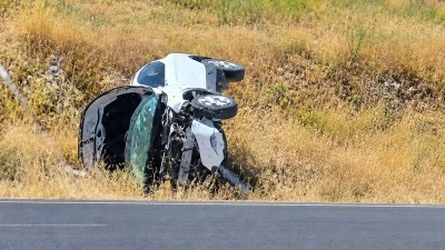 Kurtalan&rsquo;da devrilen otomobildeki s&uuml;r&uuml;c&uuml; yaralandı