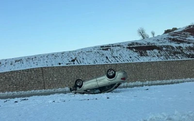 Kurtalan&rsquo;da devrilen otomobilin s&uuml;r&uuml;c&uuml;s&uuml; yaralandı