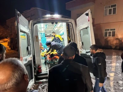 Kurtalan'da ekipler yolu kardan kapanan k&ouml;ydeki hasta i&ccedil;in seferber oldu