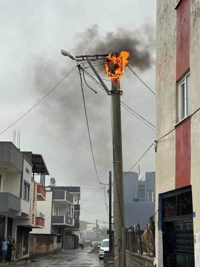 Kurtalan&rsquo;da Elektrik Direği Yangını Korkuttu