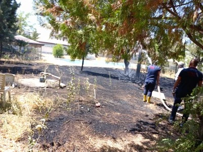 Kurtalan’da eski yüzme havuzu bahçesinde yangın!