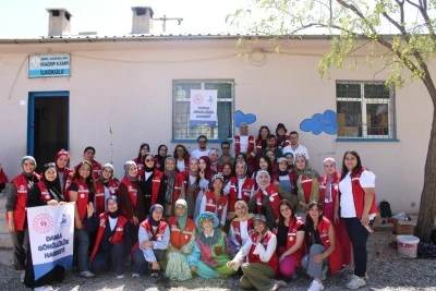 Kurtalan’da Gönüllü Gençler Köy Okulunu Boyadı