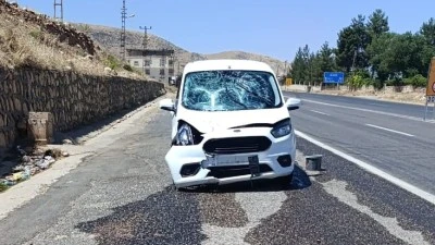 Kurtalan’da hafif ticari araç uyarı levhasına çarptı