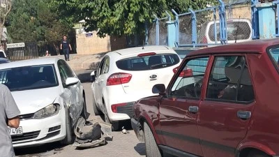 Kurtalan&rsquo;da iki otomobil &ccedil;arpıştı
