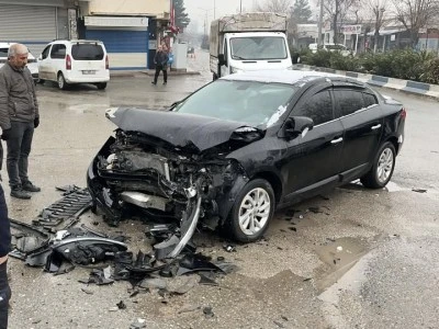 Kurtalan&rsquo;da iki otomobilin &ccedil;arpıştığı kazada 2 kişi yaralandı