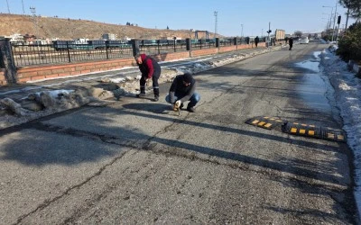 Kurtalan&rsquo;da Kar Yağışı Sonrası Tahrip Olan Yol Kasisleri Yenileniyor