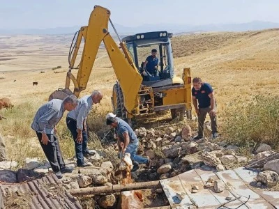 Kurtalan’da kuyuya düşen inek kurtarıldı