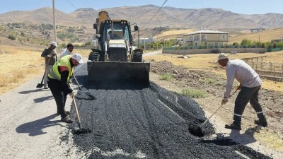 Kurtalan’da mahalle yoluna sıcak asfalt onarımı