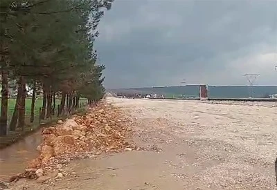Kurtalan&rsquo;da Menfez Kapatıldı, Evlerin Bah&ccedil;elerini Su Bastı
