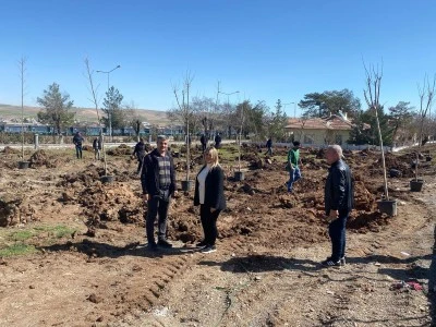 Kurtalan&rsquo;da Millet Bah&ccedil;esi&rsquo;ne Yeni Fidanlar Dikildi
