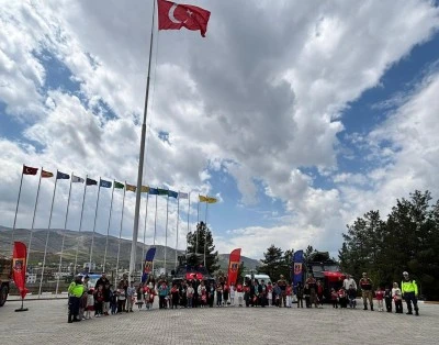 Kurtalan'da &ouml;ğrenciler jandarma koltuğuna oturdu