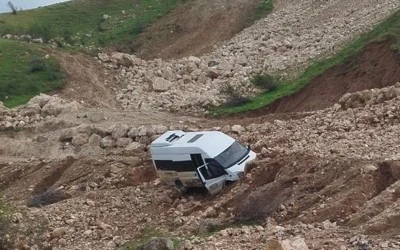 Kurtalan&rsquo;da okul servisi sel sularının taşıdığı &ccedil;amura g&ouml;m&uuml;ld&uuml;