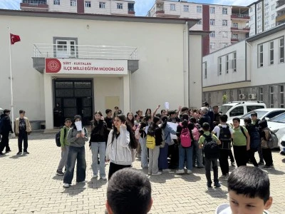 Kurtalan&rsquo;da Ortaokul &Ouml;ğrencileri Milli Eğitim &Ouml;n&uuml;nde Protesto D&uuml;zenledi