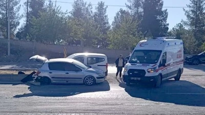 Kurtalan’da Otogar Kavşağında İki Otomobil Çarpıştı: Bir Kişi Yaralandı