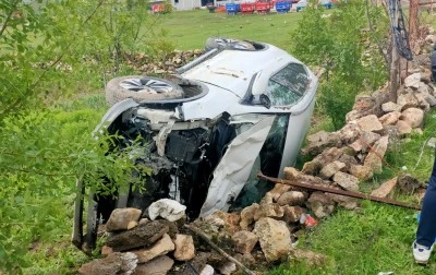 Kurtalan’da otomobil bir evin bahçesine uçtu: 2 Yaralı