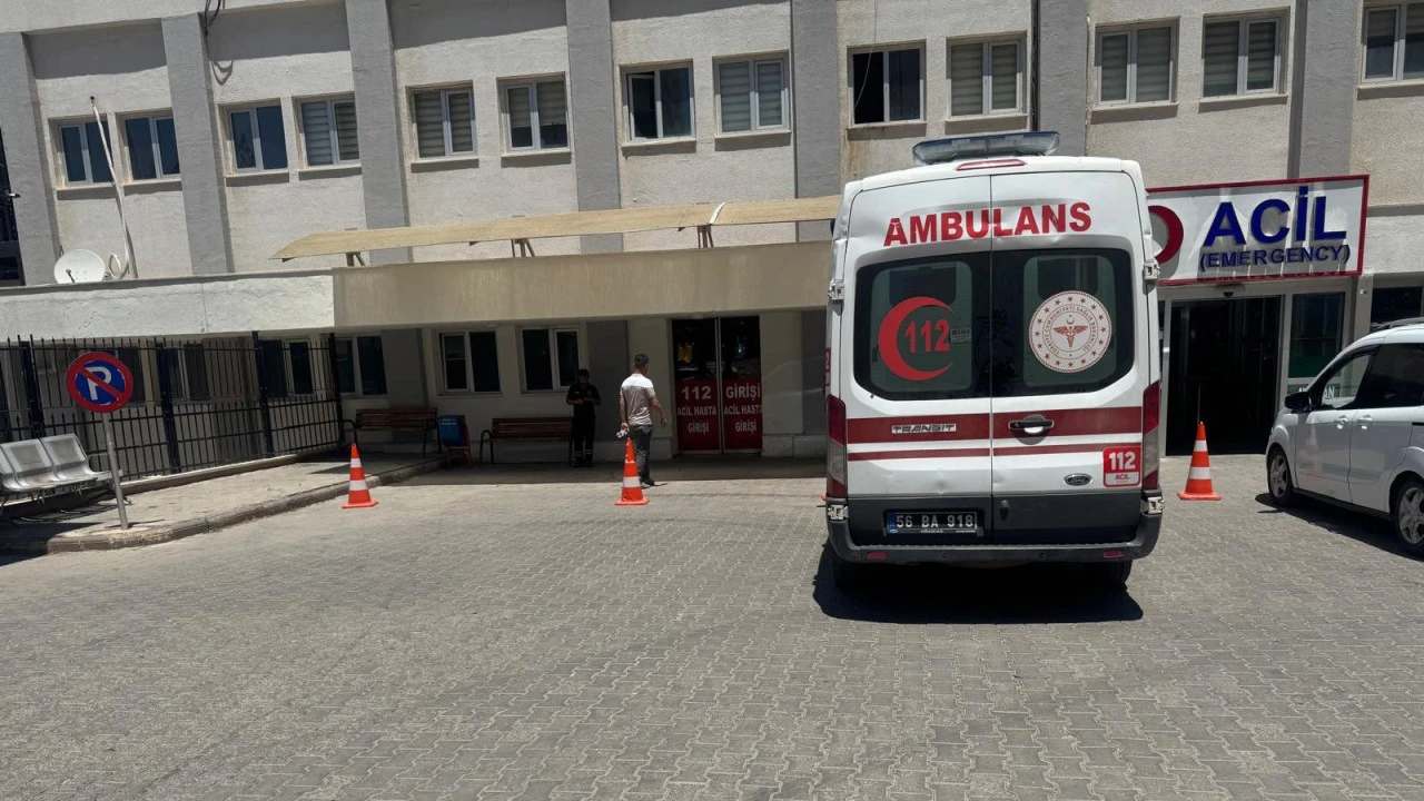 Kurtalan’da Otomobil Şarampole Devrildi: Sürücü Yaralandı