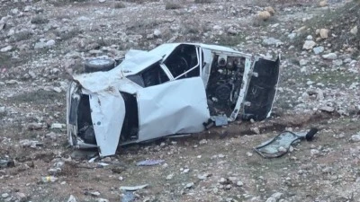 Kurtalan&rsquo;da şarampole devrilen otomobildeki 3 kişi yaralandı