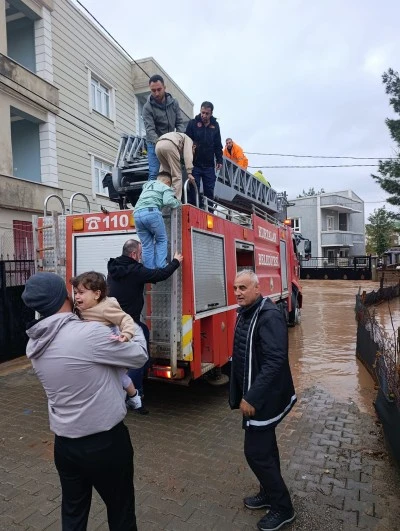 Kurtalan&rsquo;da sel sonrası tahliye &ccedil;alışmaları s&uuml;r&uuml;yor