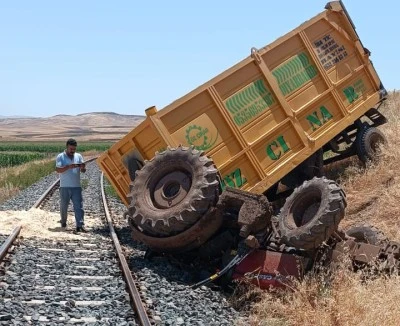 Kurtalan’da Traktör Tren Raylarına Devrildi