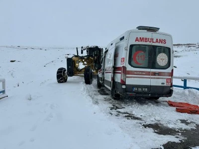 Kurtalan&rsquo;da Yolu Kardan Kapanan K&ouml;ydeki Diyaliz Hastası Hastaneye Ulaştırıldı