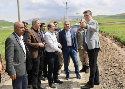Kurtalan Kaymakamı K&ouml;y Yolu &Ccedil;alışmalarını Yerinde İnceledi