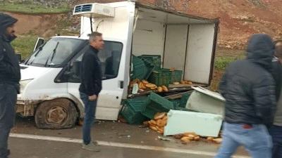 Kurtalan-Siirt Karayolunda Ekmek Y&uuml;kl&uuml; Kamyonet Devrildi