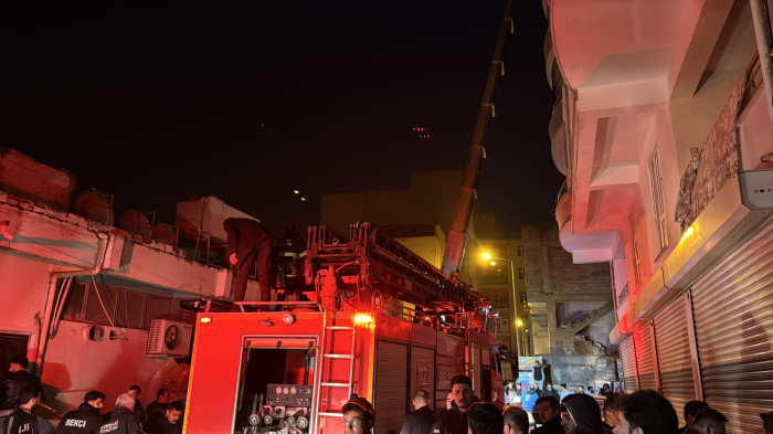 Kurtalan'da 10 katlı binada çıkan yangına müdahale ediliyor