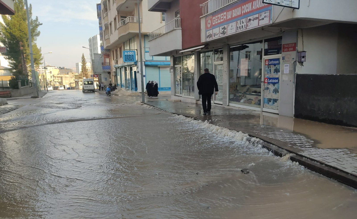 Kurtalan’da Ana Su Borusu Patladı: Caddeyi Su Bastı