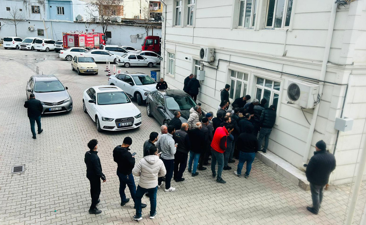 Kurtalan'da Belediye Bahçesinde Ekmek Kuyruğu!