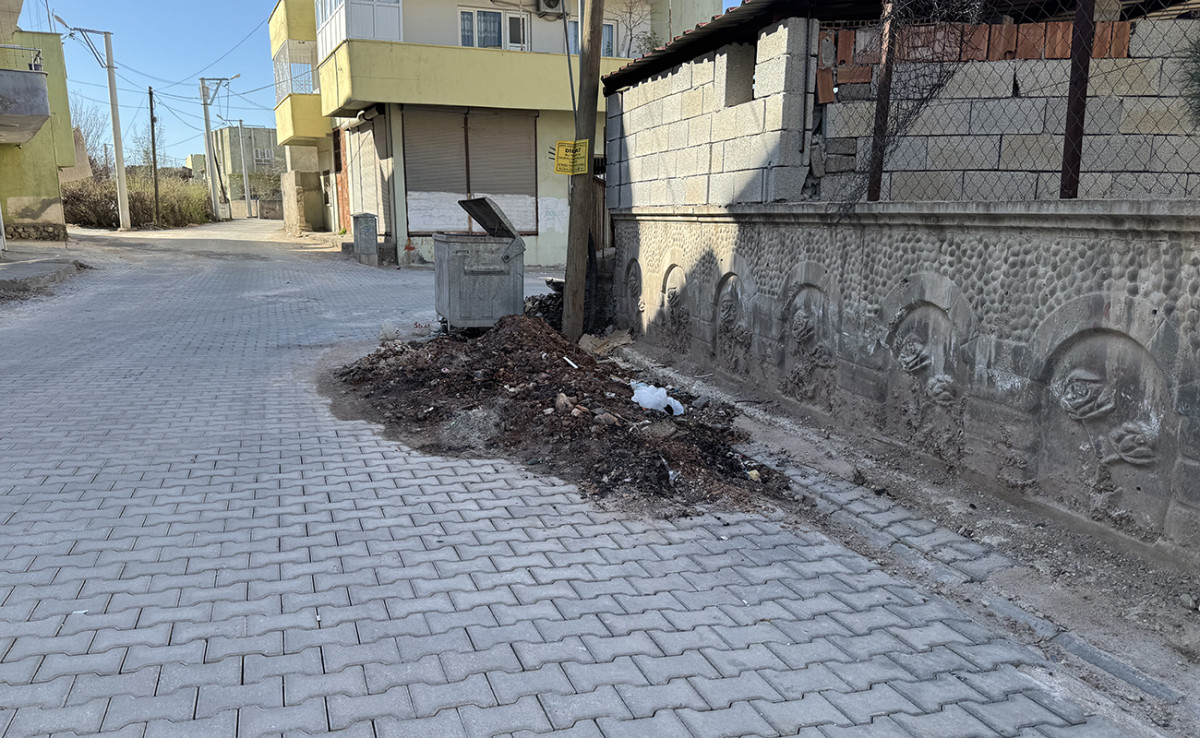 Kurtalan'da bilinçsizce atılıyor, belediye de toplamıyor!