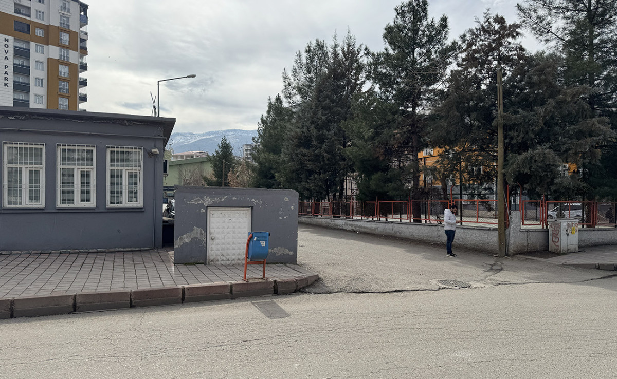 Kurtalan’da Daralan Yola Vatandaşlar Çözüm Bekliyor