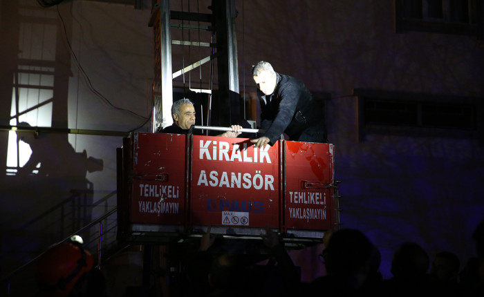 Kurtalan'da eşyalarını taşıdıkları bina sakinlerini bu kez yangından kurtardılar