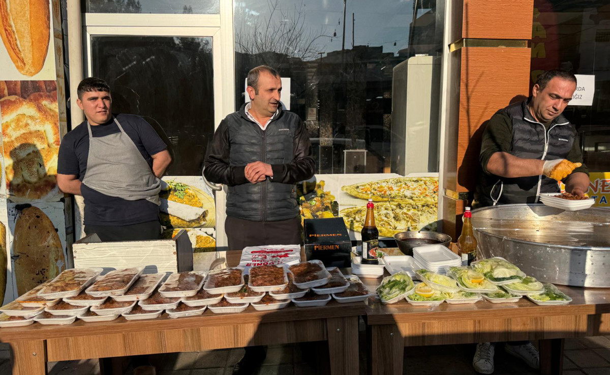 Kurtalan’da Geleneksel Çiğköfte Tezgahları Kaldırımlardaki Yerini Aldı