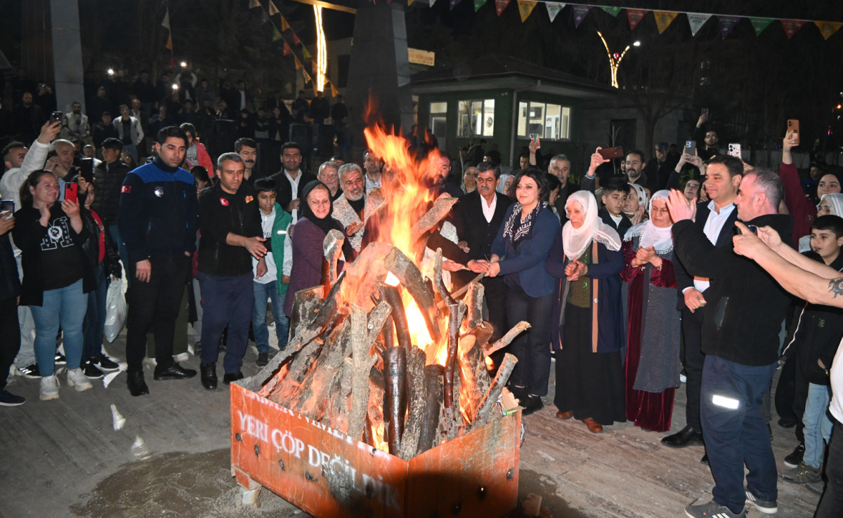 Kurtalan’da İlk Ateş Yakıldı, Halaylar Çekildi