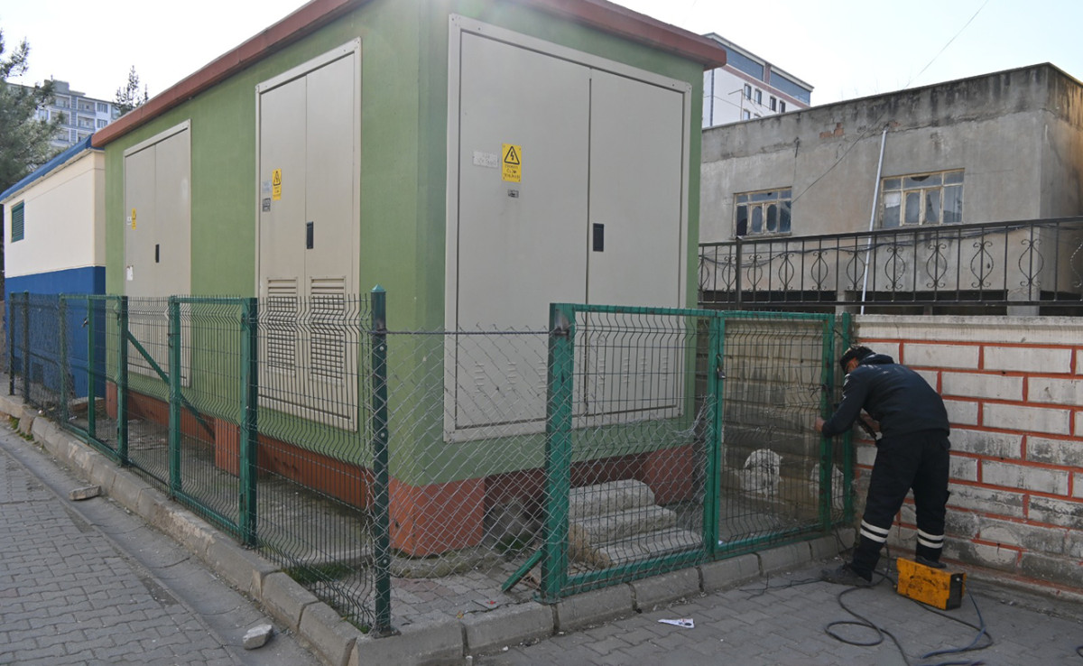 Kurtalan’da okul bahçelerindeki trafolarda önlem alındı