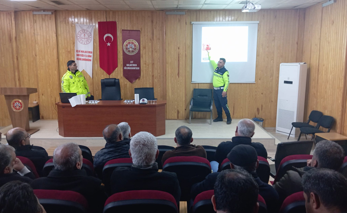 Kurtalan’da Servis Şoförlerine Trafik Eğitimi Verildi