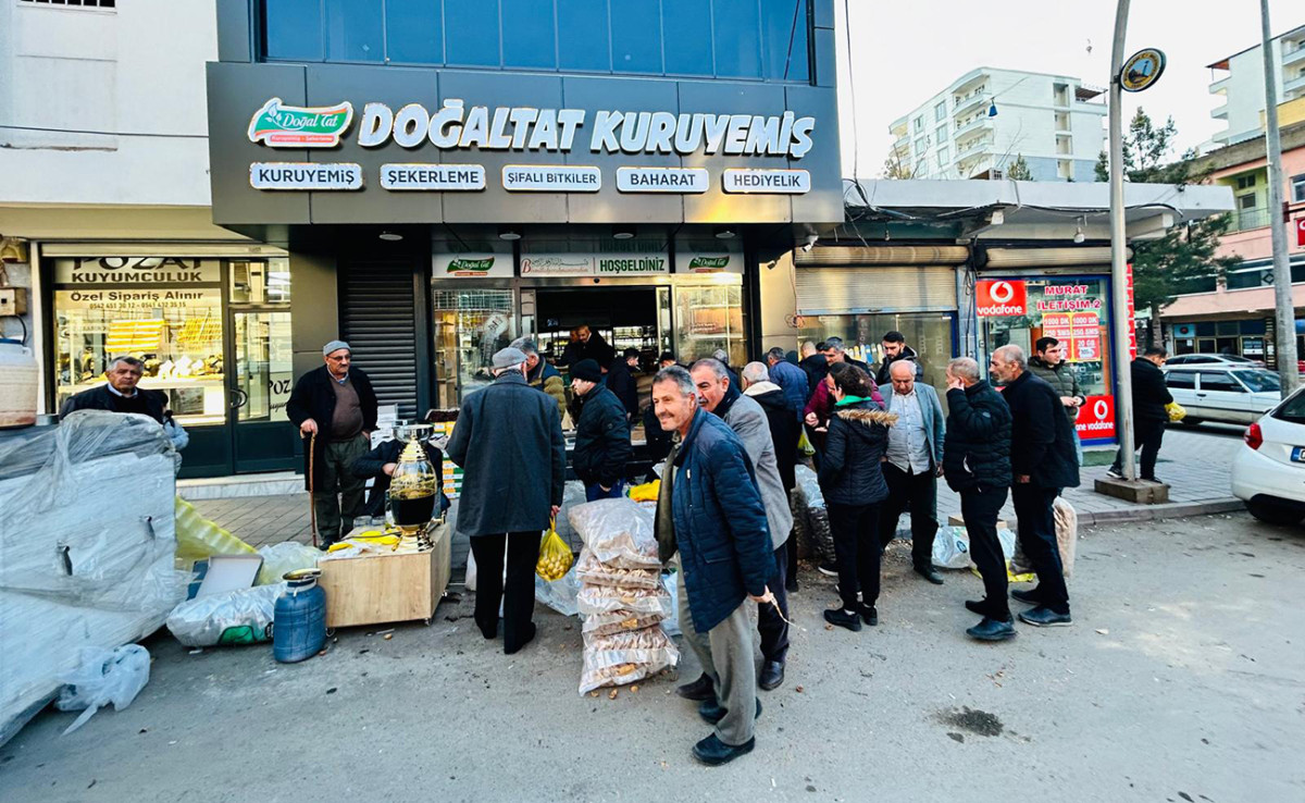 Kurtalan’da Yeni Açılan Kuruyemişçide İndirim Yoğunluğu